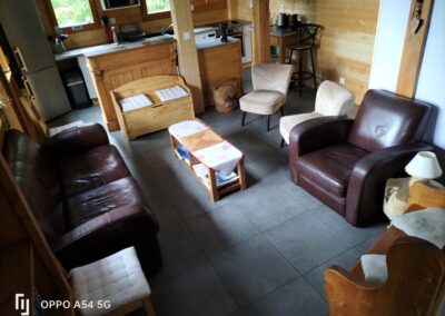 Salon ouvert sur cuisine et salle à manger